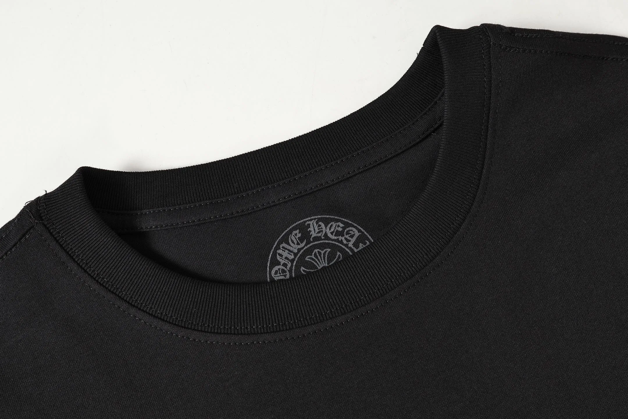 P150 Cross-border running quantity model, please do not place an order if you are pursuing quality - Chrome Hearts/Chrome Heart Cross Sanskrit short-sleeved T-shirt - High weight, high density and high quality. The wool is soft, delicate and skin-friendly. It feels soft and silky. It has excellent warmth and skin-friendly properties. - Customized weaving and dyeing, no color difference. No matter the fabric or workmanship details, it is better than the ordinary version on the market. -Colour: black white -Size: S M L XL